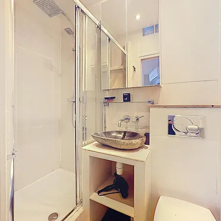 Апартаменты Calm & Cozy Cocoon Place Massena Downtown