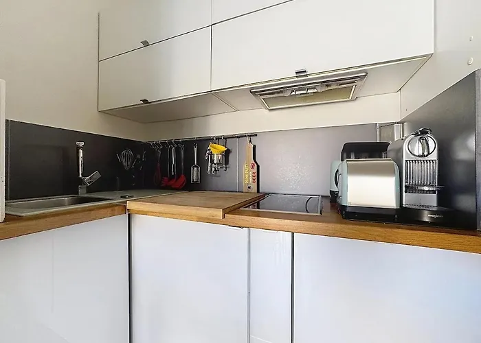 Calm & Cozy Cocoon Place Massena Downtown Апартаменты *