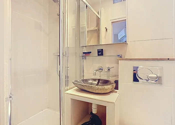 Апартаменты Calm & Cozy Cocoon Place Massena Downtown